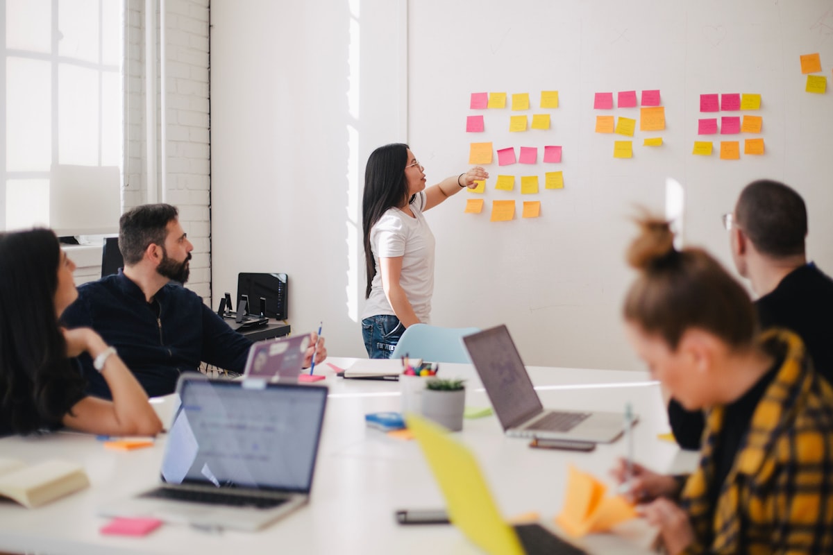 Equipo directivo analizando la estrategia en una mesa de trabajo