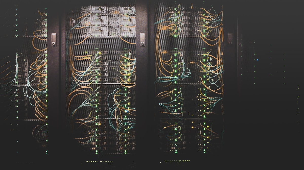 Racks de servidores en un centro de datos moderno